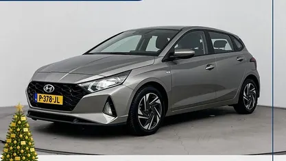 Brass metallic (r3w) Gebruikt 2022 Hyundai i20 Comfort Hatchback | € 15.900 (Eerlijke prijs)