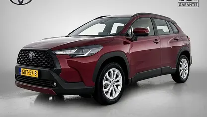 Rood metallic Occasion 2024 Toyota Corolla Cross Active SUV | € 32.945 (Eerlijke prijs)