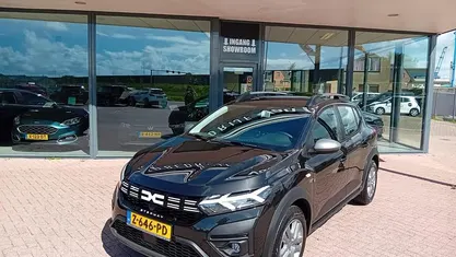 Zwart Gebruikt 2023 Dacia Sandero Expression Hatchback | € 16.950 (Goede deal)