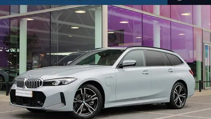 Grijs Occasion 2025 BMW 330e M Sport Stationwagen | € 54.950 (Eerlijke prijs)