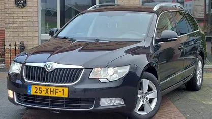 Zwart Gebruikt 2012 Skoda Superb Stationwagen | € 5.950 (Eerlijke prijs)