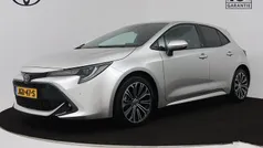 Grijs metallic Gebruikt 2023 Toyota Corolla Hybrid Hatchback | € 28.945 (Eerlijke prijs)