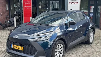 Blauw Occasion 2024 Toyota C-HR Active SUV | € 29.839 (Eerlijke prijs)