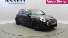 Zwart, metallic lak Gebruikt 2021 Mini Cooper Essential Hatchback | € 16.840 (Goede deal)
