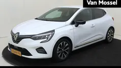 Wit Gebruikt 2022 Renault Clio V Techno Hatchback | € 20.935 (Eerlijke prijs)