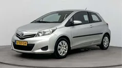 Grijs metallic Gebruikt 2014 Toyota Yaris Hatchback | € 10.445 (Eerlijke prijs)