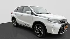 Wit, metallic lak Gebruikt 2025 Suzuki Vitara Style SUV | € 28.995 (Eerlijke prijs)