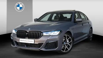 Grijs Occasion 2022 BMW 545e M Sport Sedan | € 57.895 (Eerlijke prijs)