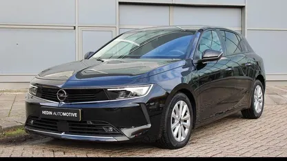 Zwart Gebruikt 2023 Opel Astra Hatchback | € 20.945 (Eerlijke prijs)
