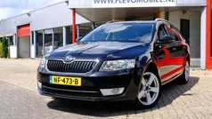 Zwart, metallic lak Gebruikt 2016 Skoda Octavia Ambition Stationwagen | € 10.950 (Eerlijke prijs)