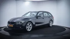 Zwart, metallic lak Gebruikt 2018 BMW 320 Executive Stationwagen | € 20.950 (Super prijs)