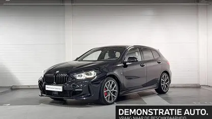 Saphirschwarz metallic (zwart metallic) Occasion 2024 BMW 118 M Sport Hatchback | € 31.899 (Eerlijke prijs)