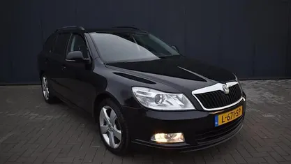 Zwart (metallic) Gebruikt 2010 Skoda Octavia Ambition Stationwagen | € 4.950 (Eerlijke prijs)