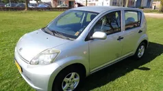 Grijs, metallic lak Gebruikt 2007 Daihatsu Sirion Hatchback | € 1.095 (Eerlijke prijs)