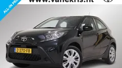 Zwart Gebruikt 2024 Toyota Aygo Play Hatchback | € 18.349 (Eerlijke prijs)