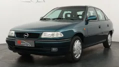 Blauw, metallic lak Gebruikt 1998 Opel Astra Edition Sedan | € 3.945
