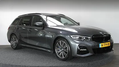 Zwart, metallic lak Gebruikt 2021 BMW 330 Executive Stationwagen | € 34.450 (Eerlijke prijs)