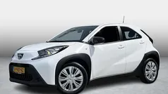 Wit Gebruikt 2022 Toyota Aygo Play Hatchback | € 17.999 (Eerlijke prijs)