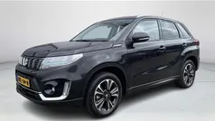 Zwart Gebruikt 2023 Suzuki Vitara Style SUV | € 29.880 (Eerlijke prijs)