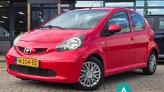 Rood Gebruikt 2009 Toyota Aygo Hatchback | € 3.450 (Eerlijke prijs)