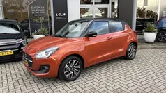 Oranje Gebruikt 2021 Suzuki Swift Style Hatchback | € 17.945 (Eerlijke prijs)