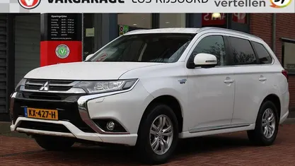 Wit Occasion 2016 Mitsubishi Outlander P-HEV SUV | € 16.785 (Eerlijke prijs)
