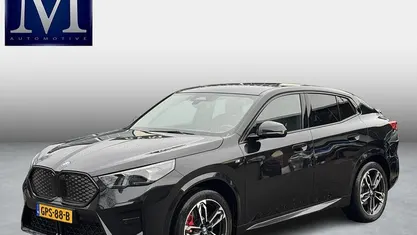 Zwart (metallic) Occasion 2024 BMW iX2 M Sport SUV | € 42.899 (Eerlijke prijs)