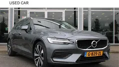 Grijs, metallic lak Gebruikt 2020 Volvo V60 Momentum Stationwagen | € 23.800 (Eerlijke prijs)