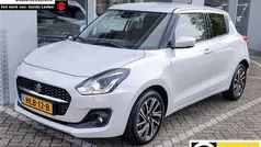 Wit Gebruikt 2023 Suzuki Swift Style Hatchback | € 21.945 (Eerlijke prijs)