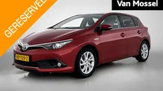Rood Gebruikt 2015 Toyota Auris Hybrid Hatchback | € 13.640 (Eerlijke prijs)
