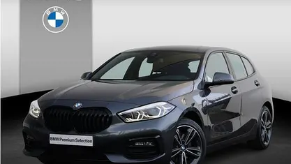 Grijs (metallic) Gebruikt 2021 BMW 118 Sport Line Hatchback | € 23.900 (Eerlijke prijs)