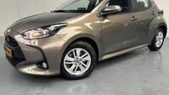 Groen (metallic) Gebruikt 2024 Toyota Yaris Hybrid Active Hatchback | € 23.950 (Eerlijke prijs)