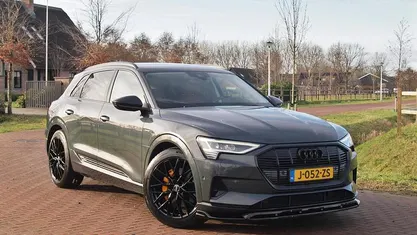 Grijs Occasion 2020 Audi e-tron Business SUV | € 31.390 (Eerlijke prijs)