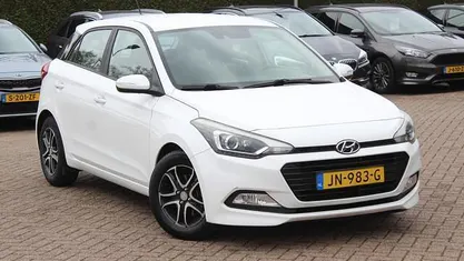 Wit Occasion 2016 Hyundai i20 Comfort Hatchback | € 9.750 (Eerlijke prijs)