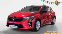 Vlamrood nnp Gebruikt 2024 Renault Clio V Evolution Hatchback | € 17.940 (Eerlijke prijs)