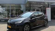 Zwart Gebruikt 2023 Toyota Yaris Hybrid Hatchback | € 21.390 (Eerlijke prijs)