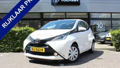 Wit Gebruikt 2015 Toyota Aygo X-play Hatchback | € 8.750 (Eerlijke prijs)