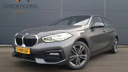 Grijs (metallic) Gebruikt 2021 BMW 118 Comfort Edition Hatchback | € 22.445 (Eerlijke prijs)