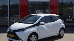 Wit Gebruikt 2017 Toyota Aygo X-play Hatchback | € 8.890 (Eerlijke prijs)