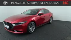 Rood Nieuw 2025 Mazda 3 Exclusive-Line Sedan | € 36.435 (Eerlijke prijs)