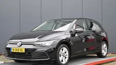 Zwart (metallic) Gebruikt 2021 VW Golf VIII Life Hatchback | € 19.750 (Goede deal)