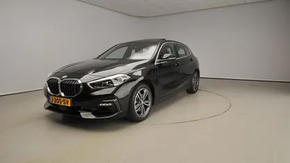 Zwart Occasion 2020 BMW 118 Comfort Edition Hatchback | € 23.900 (Eerlijke prijs)