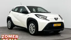 Wit Gebruikt 2024 Toyota Aygo Play Hatchback | € 17.999 (Eerlijke prijs)