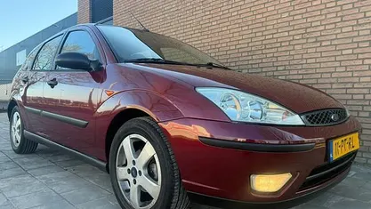 Rood (metallic) Occasion 2004 Ford Focus Futura Hatchback | € 1.250 (Goede deal)