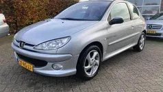 Grijs (metallic) Gebruikt 2005 Peugeot 206 Quiksilver Hatchback | € 999 (Eerlijke prijs)