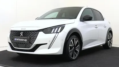 Wit (parellak) Gebruikt 2020 Peugeot e-208 GT Hatchback | € 17.425 (Eerlijke prijs)