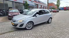 Grijs, metallic lak Gebruikt 2013 Opel Corsa Selection Hatchback | € 4.750 (Eerlijke prijs)