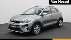Grijs, metallic lak Gebruikt 2024 Kia Stonic SUV | € 26.400 (Eerlijke prijs)