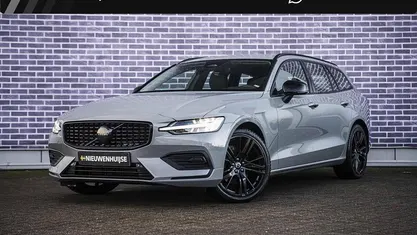 Grijs Gebruikt 2023 Volvo V60 Stationwagen | € 32.399 (Eerlijke prijs)