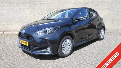 Zwart Gebruikt 2024 Toyota Yaris Hybrid Active Hatchback | € 21.750 (Goede deal)